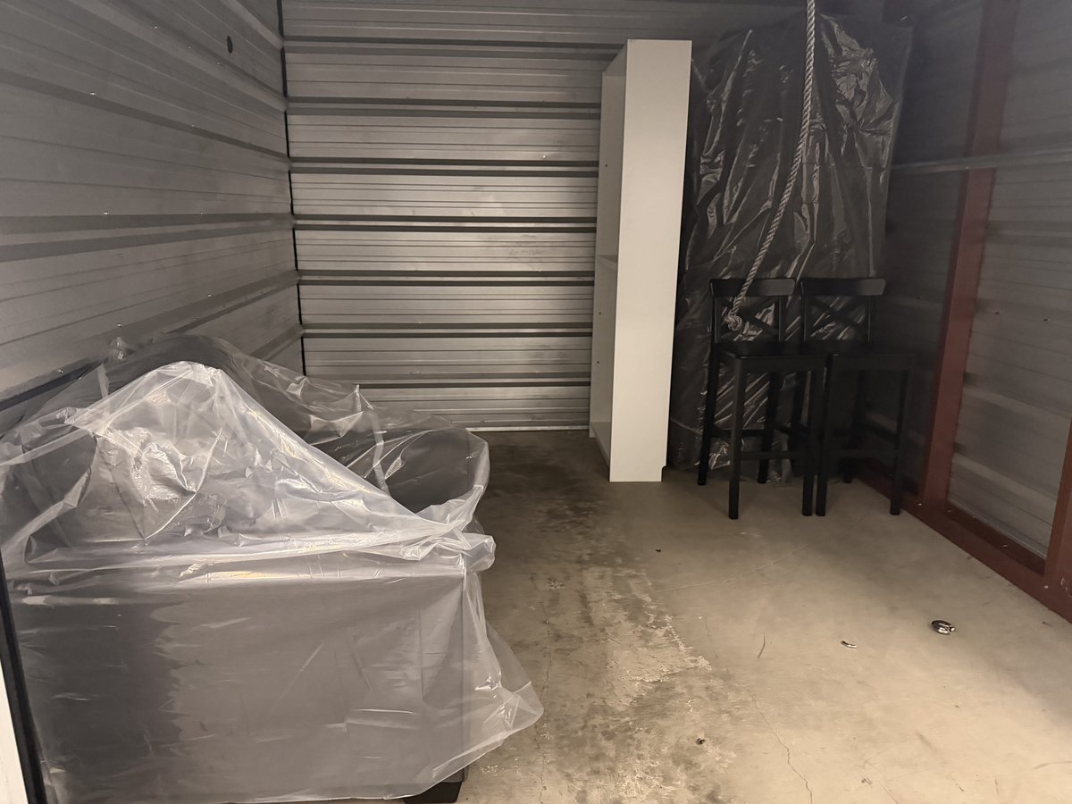 10 x 11 storage unit in Torrance, CA