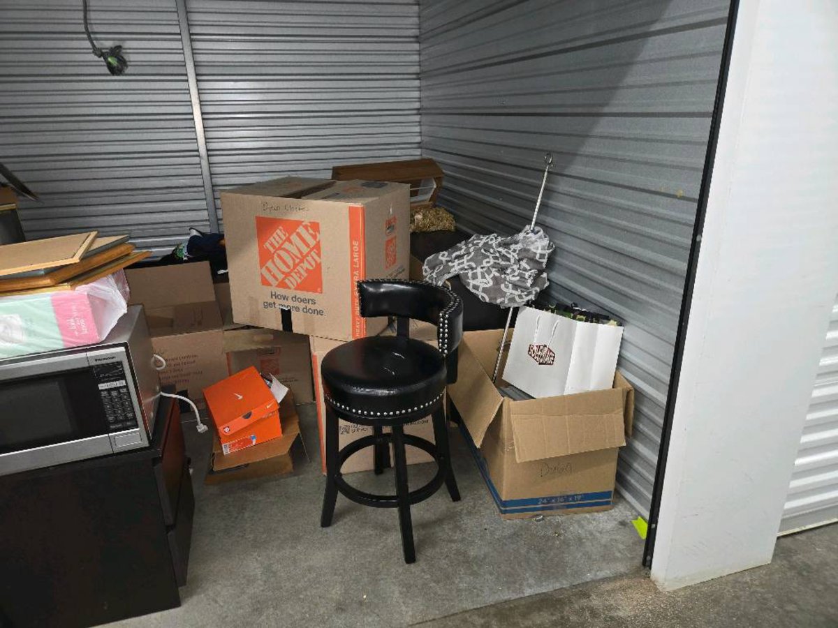 10 x 10 storage unit in Tacoma, WA