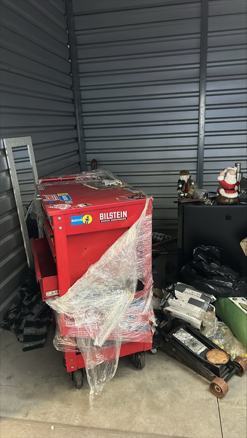 10 x 10 storage unit in Long Beach, CA