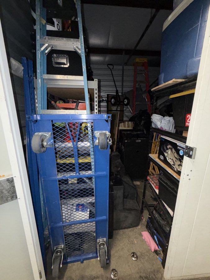 10 x 10 storage unit in Panorama City, CA
