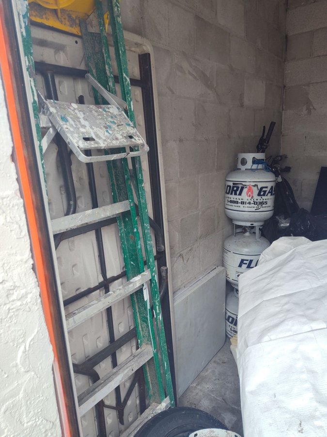 5 x 10 storage unit in Tampa, FL