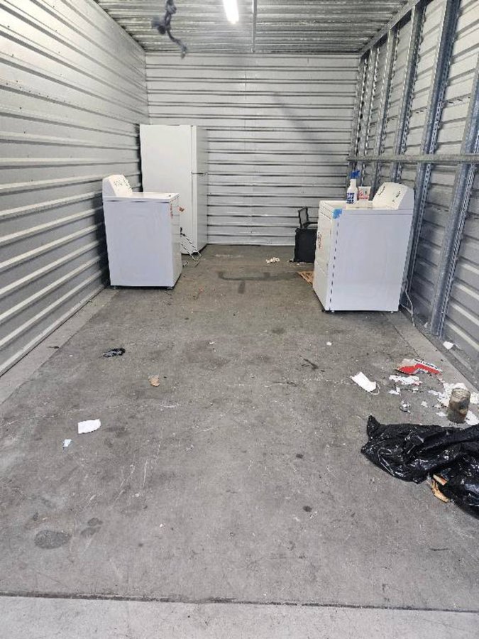 10 x 20 storage unit in Los Angeles, CA
