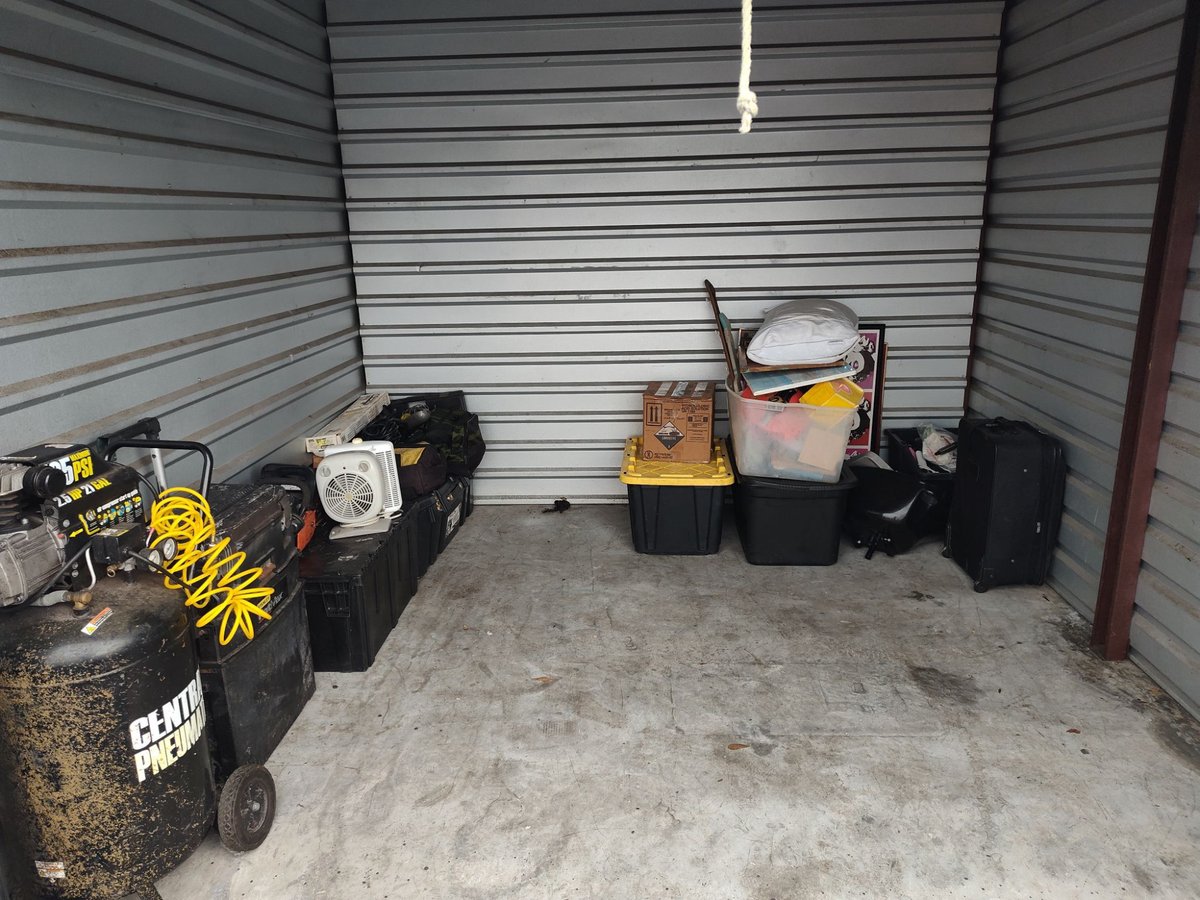 10 x 10 storage unit in Tampa, FL