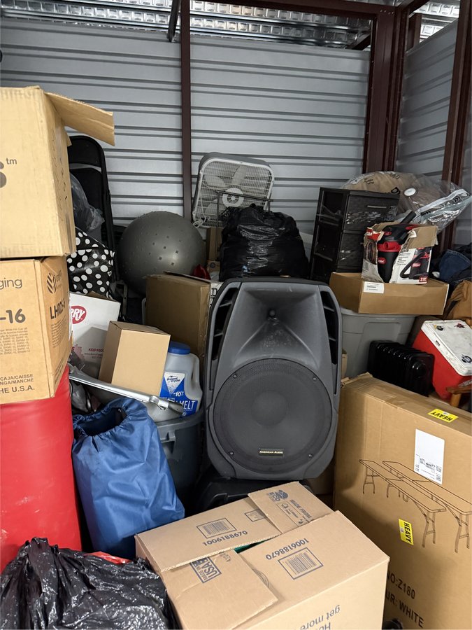 10 x 10 storage unit in Chantilly, VA
