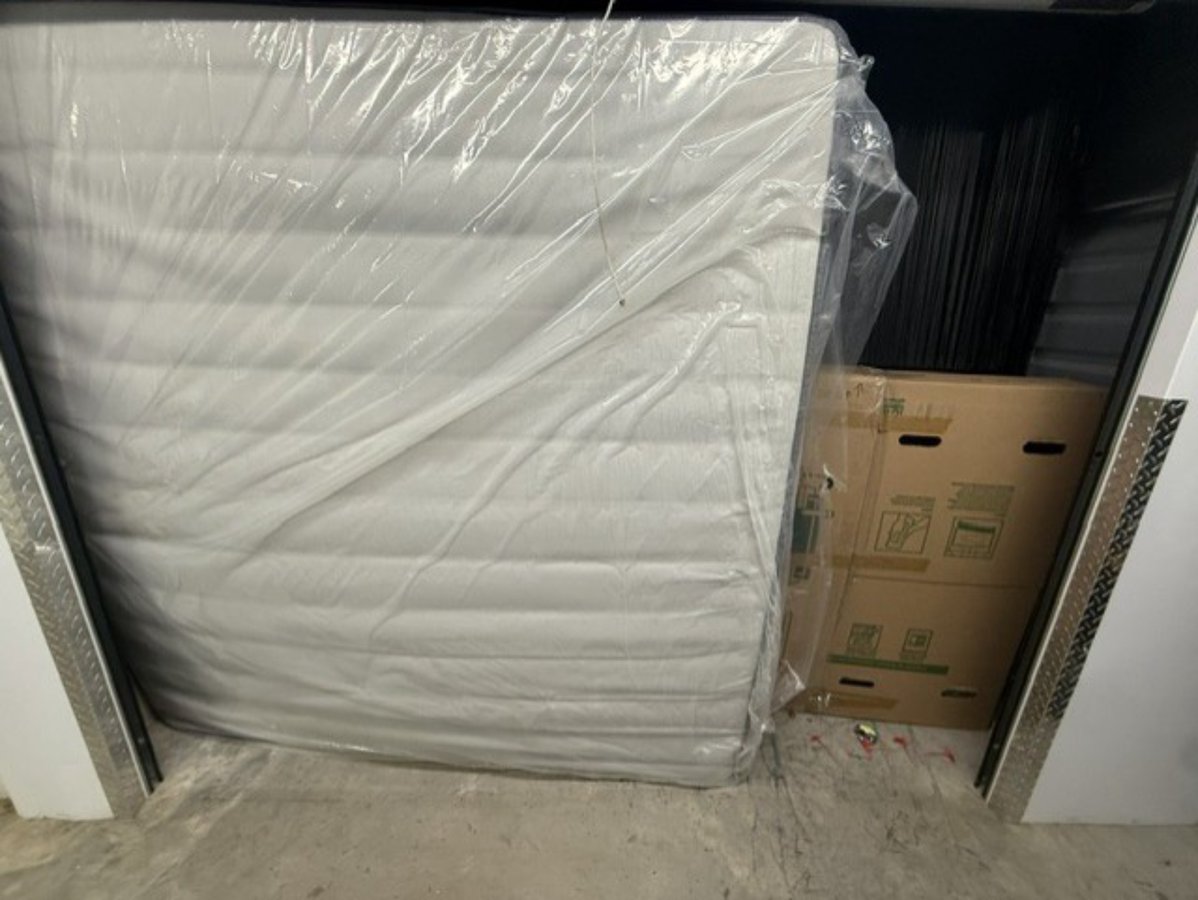 10 x 9 storage unit in Elmont, NY