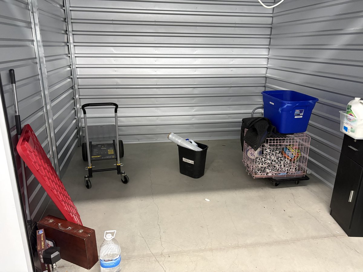 10 x 10 storage unit in San Diego, CA