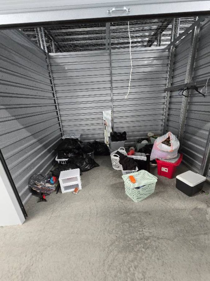10 x 7 storage unit in Taylor, MI