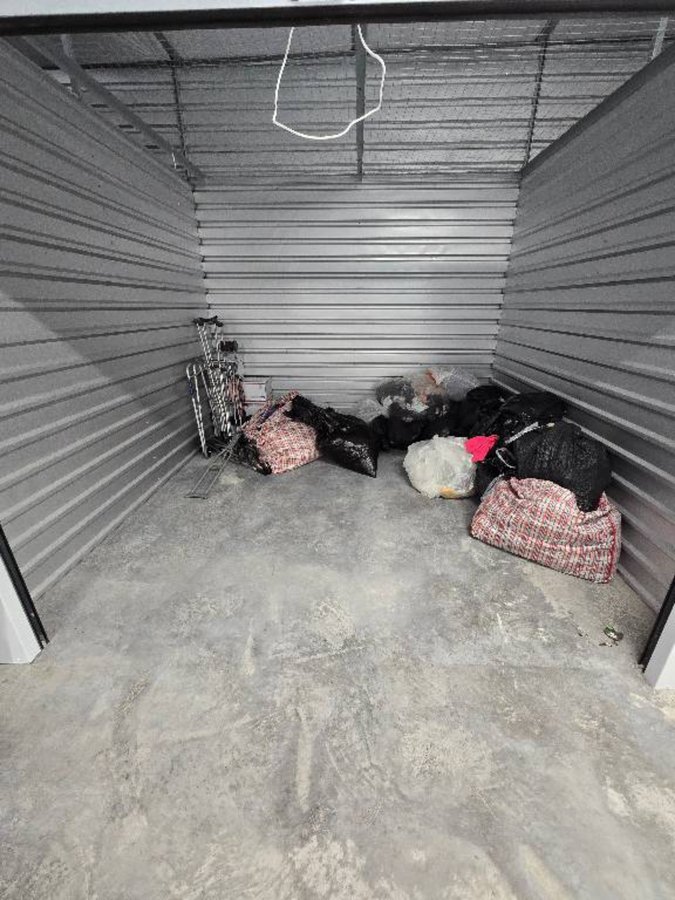 10 x 10 storage unit in Taylor, MI