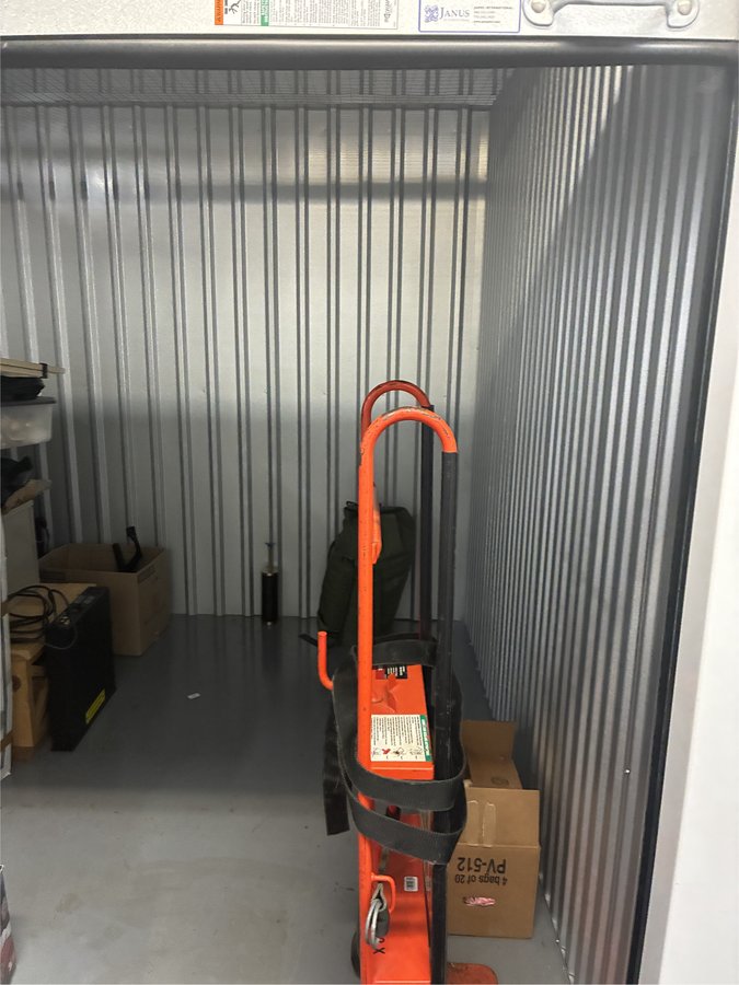 10 x 10 storage unit in Rockville, MD
