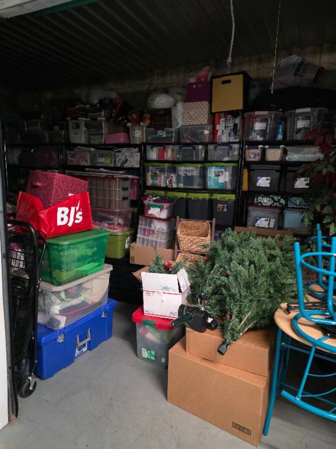10 x 20 storage unit in Chantilly, VA