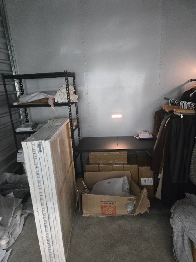 10 x 10 storage unit in Los Angeles, CA