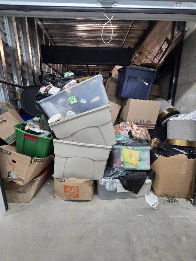 10 x 17 storage unit in Los Angeles, CA