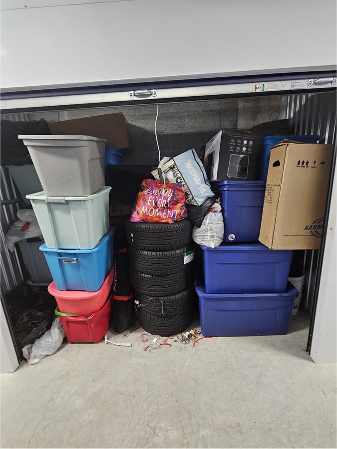 10 x 4 storage unit in Miami, FL
