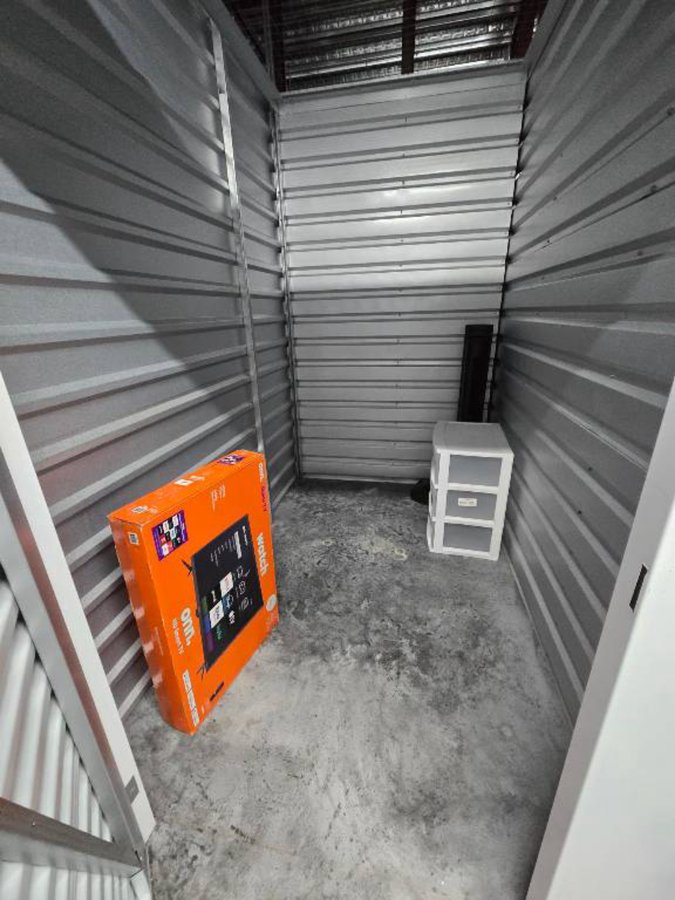 5 x 8 storage unit in Savannah, GA