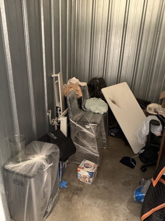 10 x 10 storage unit in Sacramento, CA