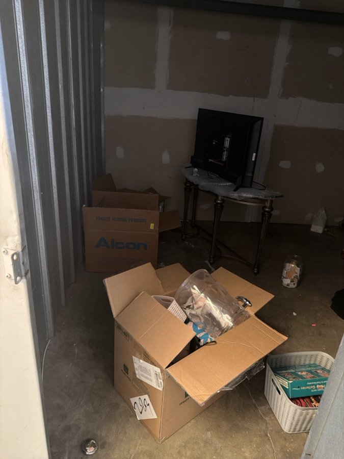 10 x 10 storage unit in Sacramento, CA