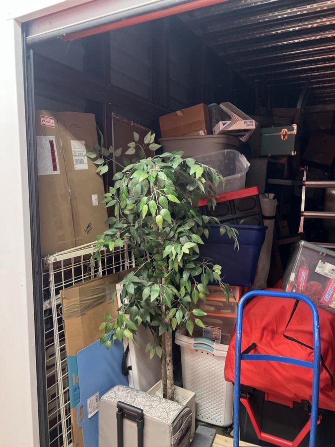 10 x 20 storage unit in Sacramento, CA