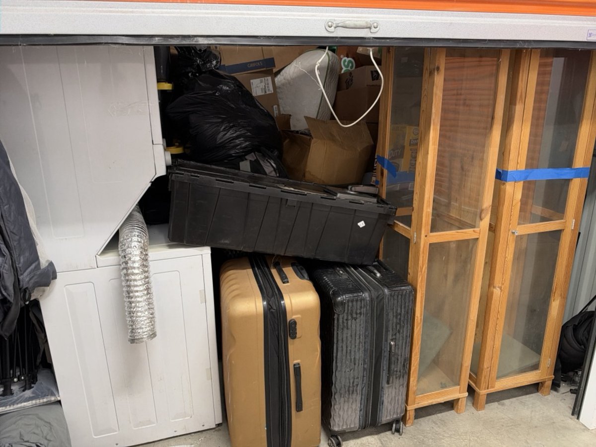 10 x 10 storage unit in Santa Ana, CA