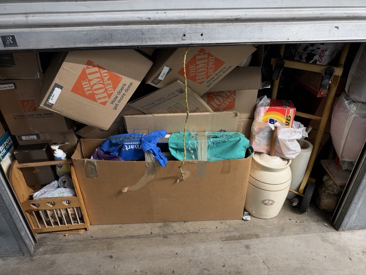 10 x 10 storage unit in Santa Ana, CA
