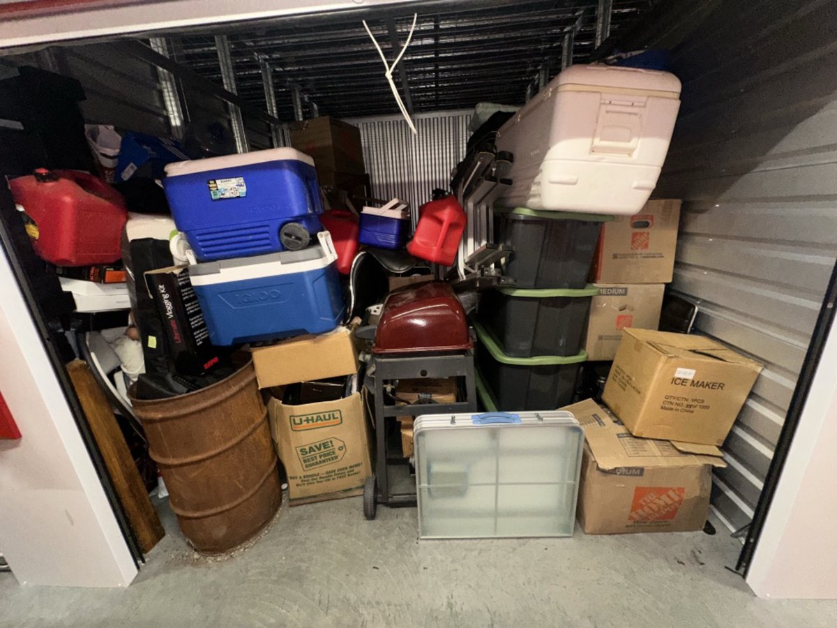 10 x 10 storage unit in Van Nuys, CA