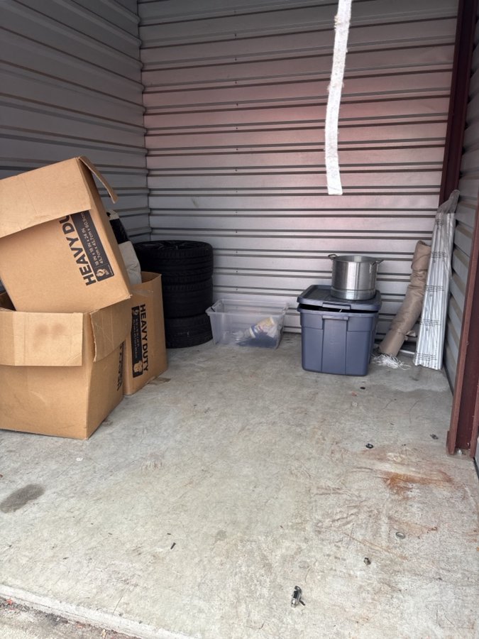 7 x 10 storage unit in Country Club Hills, IL