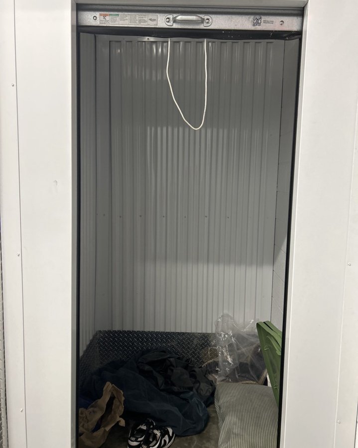 5 x 3 storage unit in Paramount, CA
