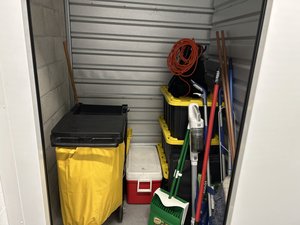 5 x 5 storage unit in Paramount, CA