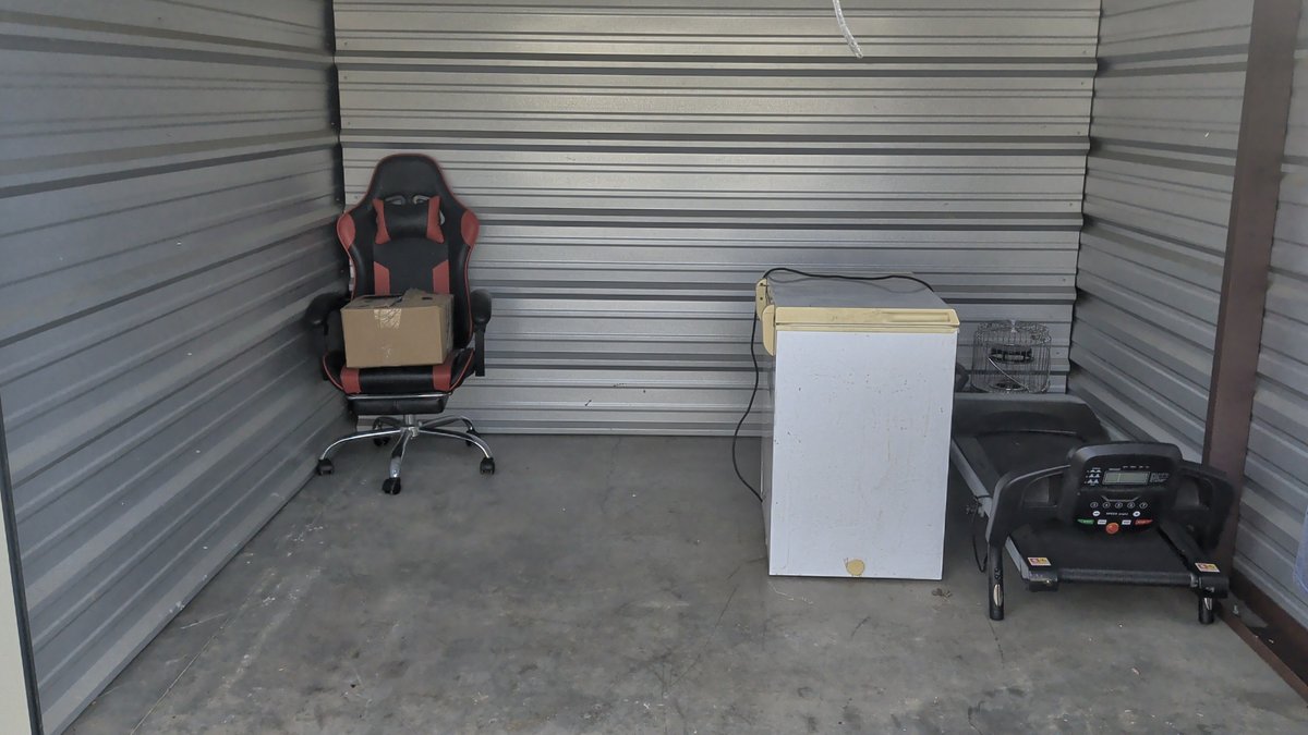 10 x 10 storage unit in Dickson, TN