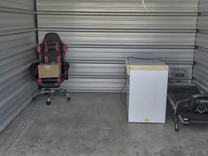10 x 10 storage unit in Dickson, TN