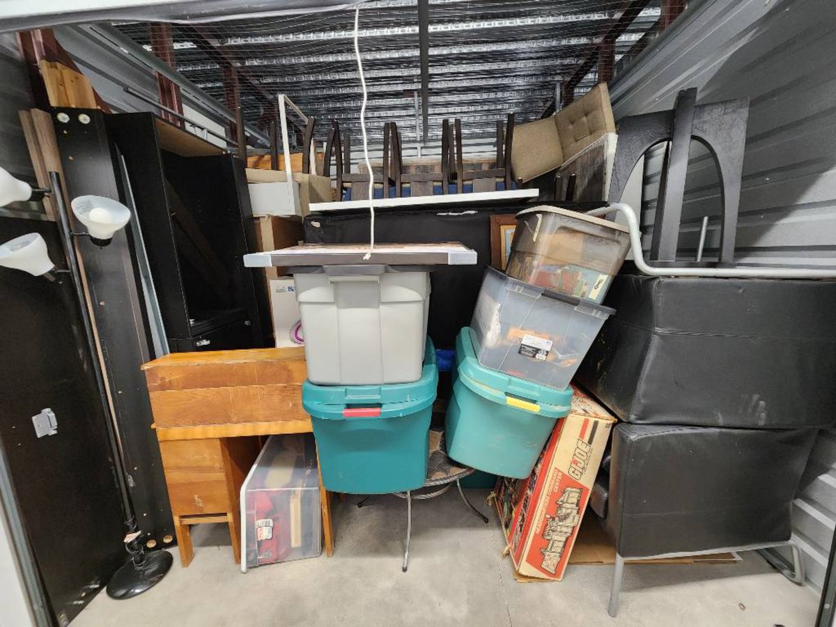 10 x 10 storage unit in Carpentersville, IL