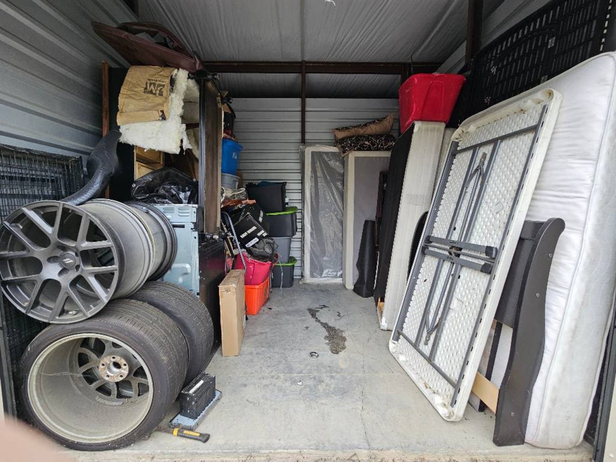 10 x 10 storage unit in Louisville, KY