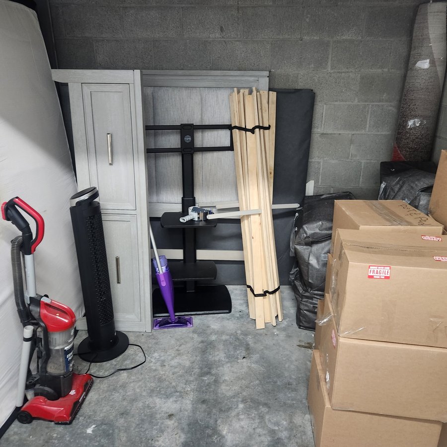 7 x 10 storage unit in Kent, WA