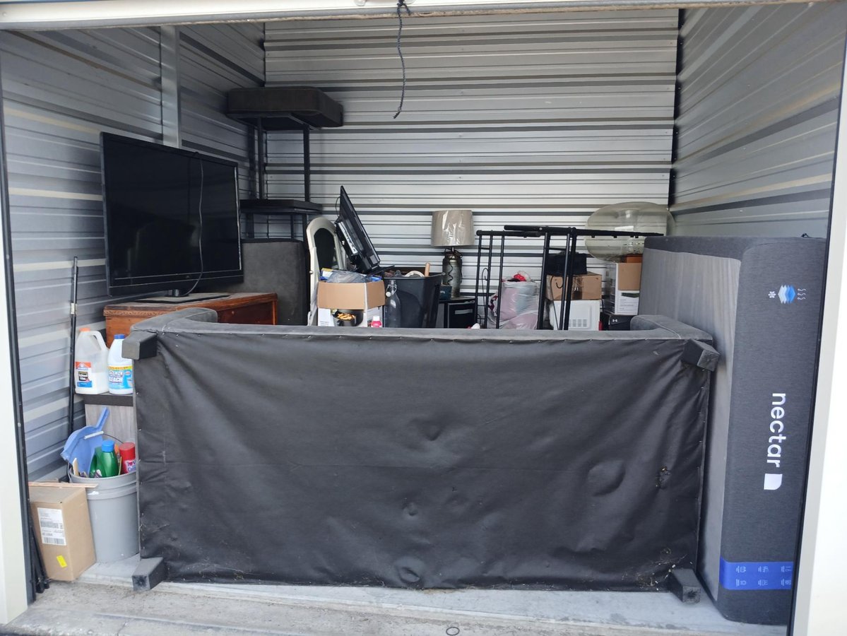 10 x 10 storage unit in Sellersburg, IN