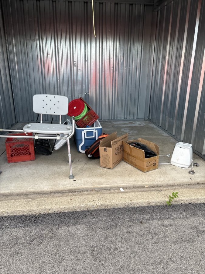 10 x 10 storage unit in Oak Creek, WI