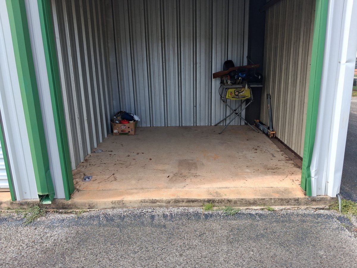 10 x 10 storage unit in Henderson, TX