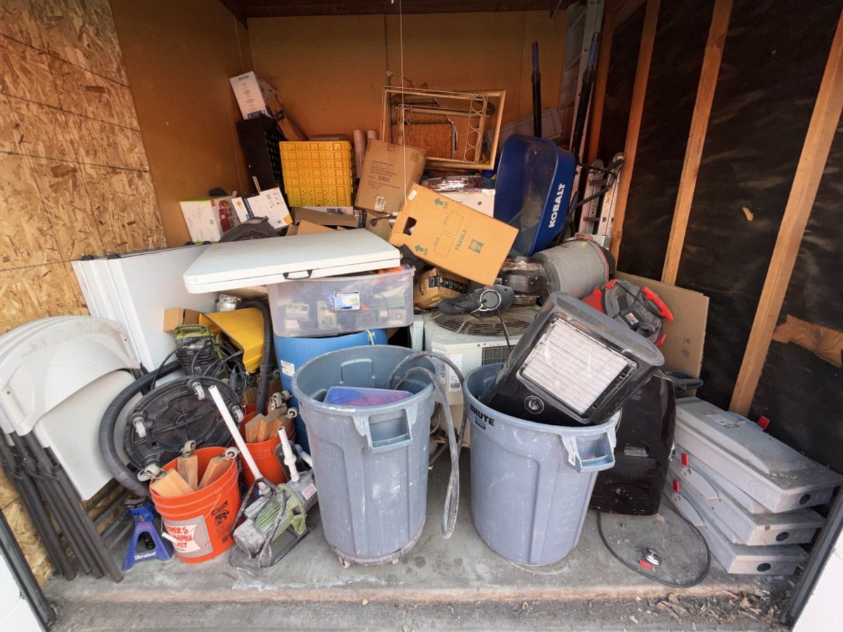 10 x 10 storage unit in Chatsworth, CA