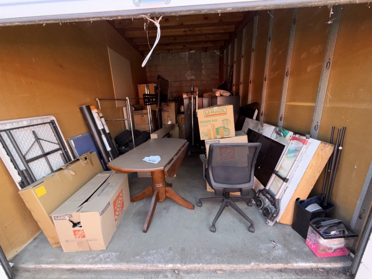 10 x 20 storage unit in Chatsworth, CA