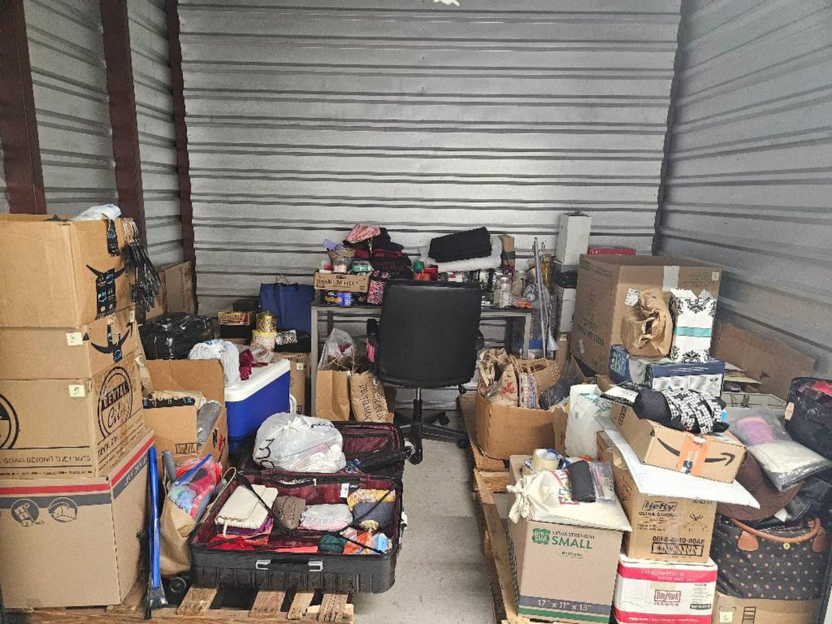 7 x 10 storage unit in Chantilly, VA