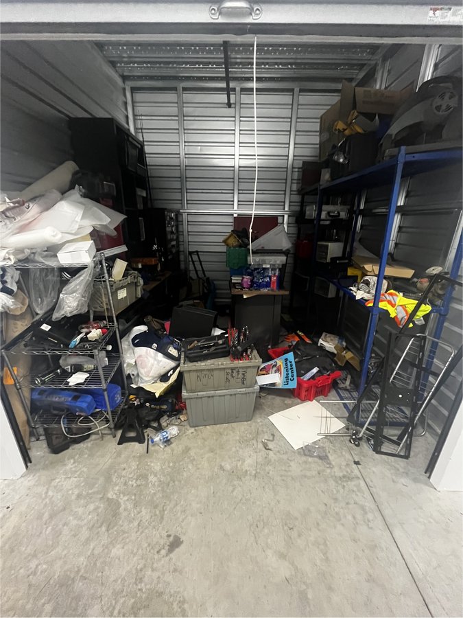 10 x 10 storage unit in Signal Hill, CA