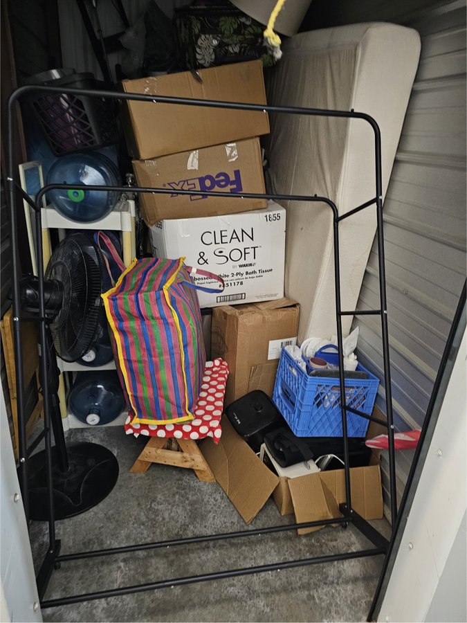 5 x 10 storage unit in Pacific, WA