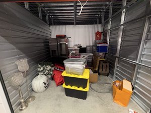 10 x 10 storage unit in Canoga Park, CA