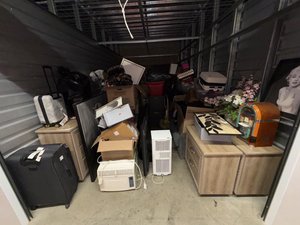 10 x 20 storage unit in Canoga Park, CA