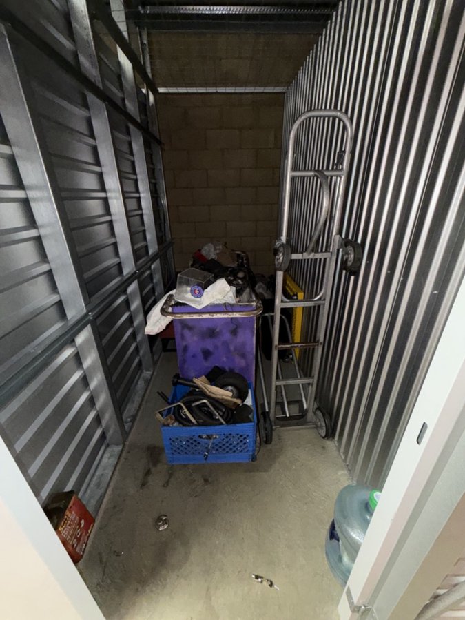 5 x 10 storage unit in Canoga Park, CA