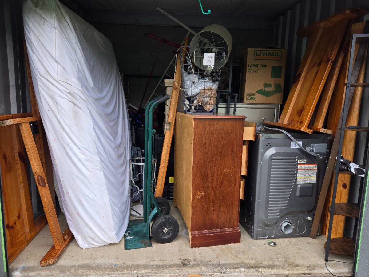 10 x 10 storage unit in Wilmington Island, GA