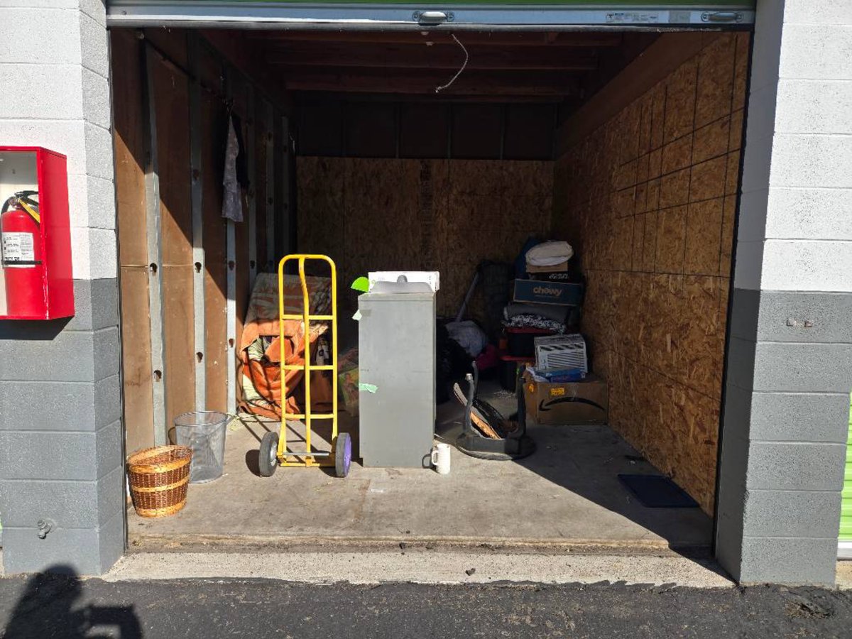 10 x 15 storage unit in Victorville, CA