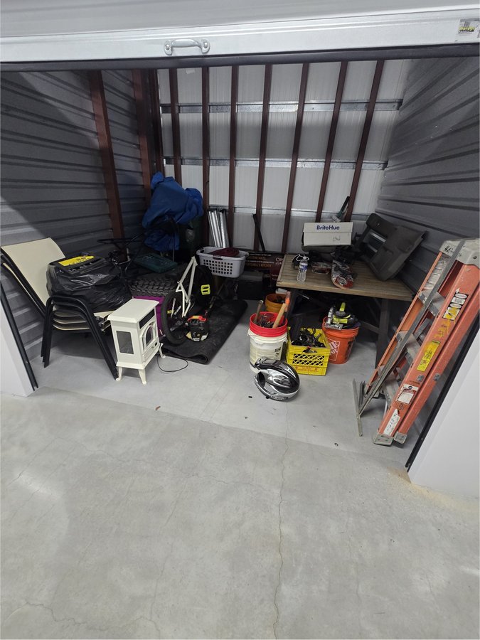 10 x 9 storage unit in Levittown, PA