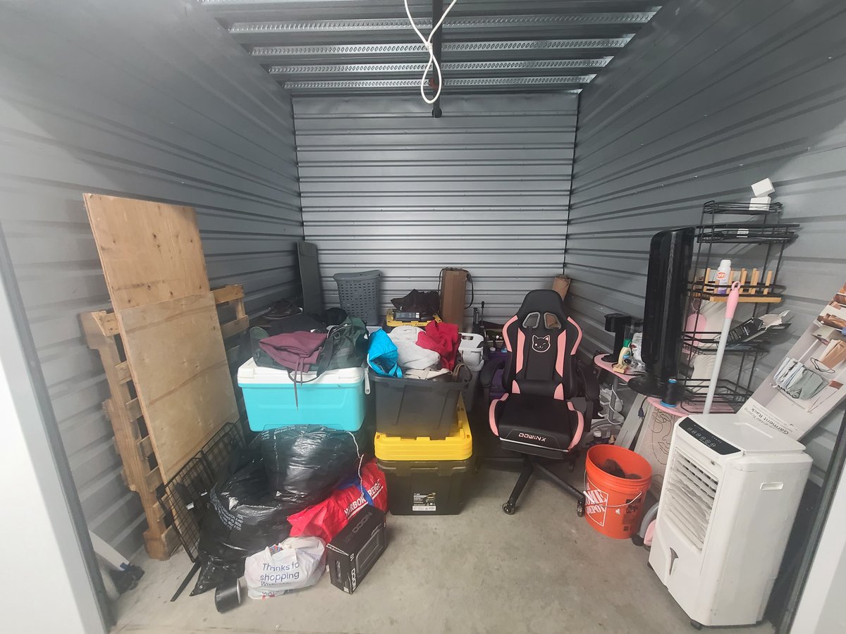10 x 10 storage unit in Burien, WA