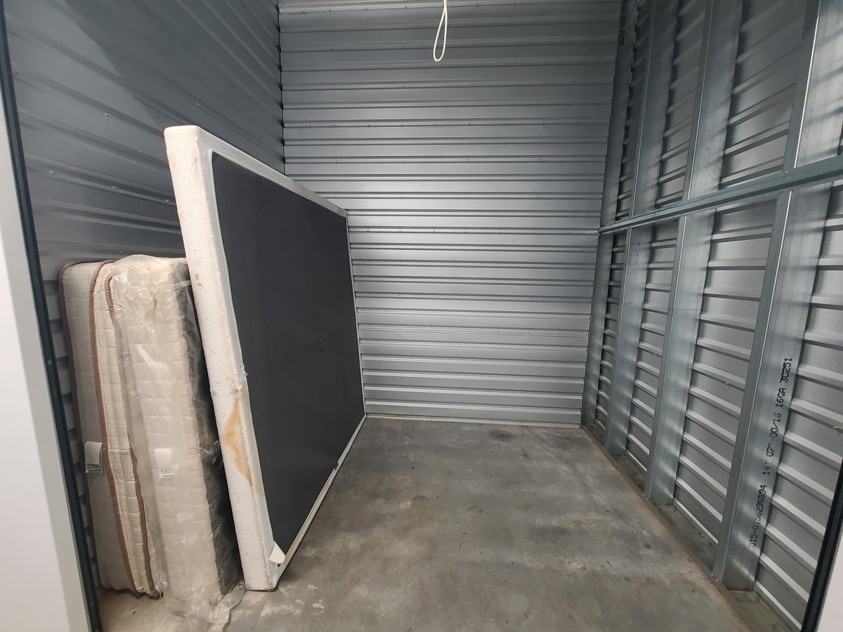 7 x 10 storage unit in Burien, WA
