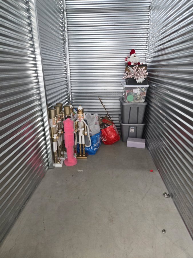 5 x 10 storage unit in Brentwood, NY