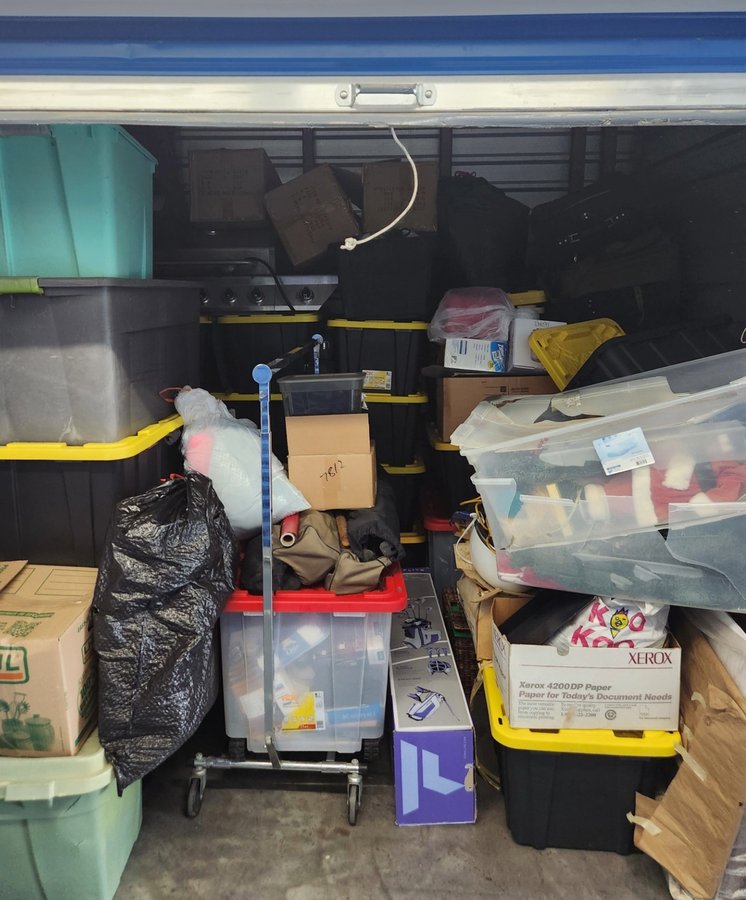 10 x 10 storage unit in Los Angeles, CA